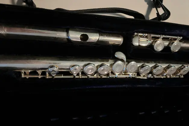 Sideview of a closed hole open flute