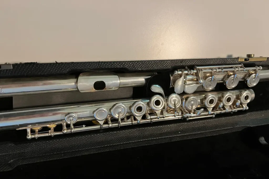 Side view of an opened hole flute